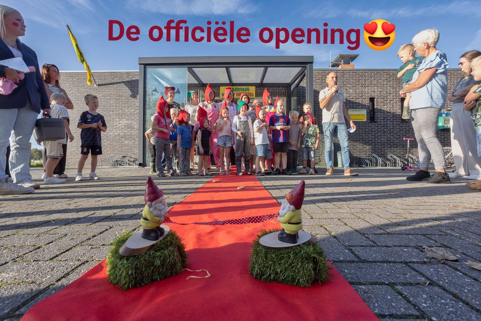 Kan een afbeelding zijn van 12 mensen en tekst